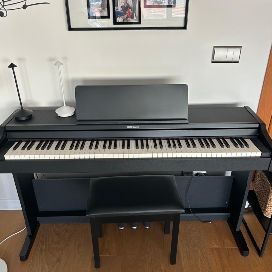 Roland RP 107 dijital piyano hiç kullanılmamış sısfır gibi