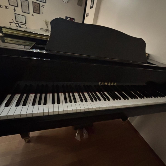 Yamaha GB1 Akustik Kuyruklu Piyano (Parlak Siyah) 2. el temiz durumda